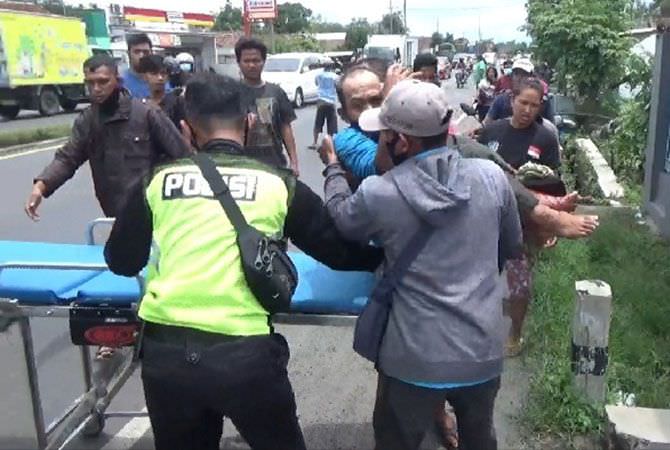 JOMBANG –Dua pengendara motor terlibat kecelakaan di jalan nasional ma