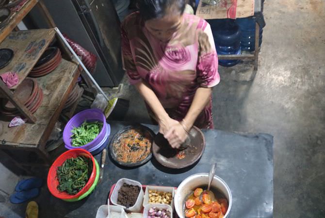 JOMBANG punya banyak banyak warung yang menyediakan kudapan khas ikan