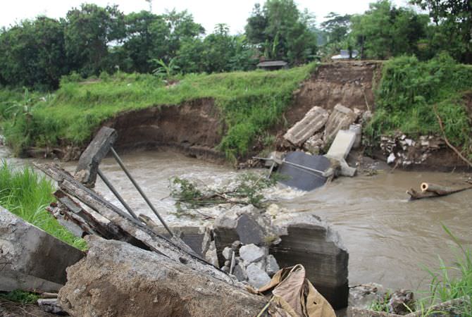 Kondisi jembatan utama di Dusun Delik, Desa Brodot yang ambruk akibat penahan tergerus dua tahun lalu.