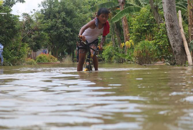 JOMBANG – Memasuki hari ke-10 Sabtu kemarin (13/2), air masih tergenan