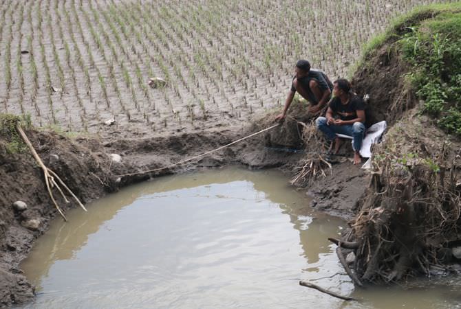 Banjir yang surut di Kecamatan Bandarkedungmulyo, membuat beberapa tit