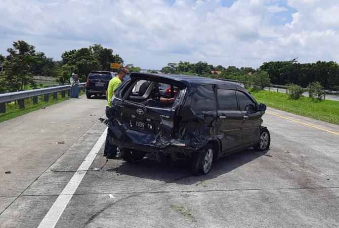 JOMBANG – Kecelakaan tunggal terjadi di tol Jomo Minggu (31/1). Kendar
