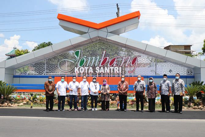 JOMBANG – PT Bank Rakyat Indonesia (Persero) menyerahkan program Corpo