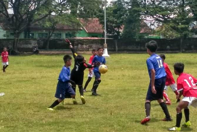 JOMBANG – Baru pertama kali ikut turnamen, Sekolah Sepak Bola (SSB) Ha