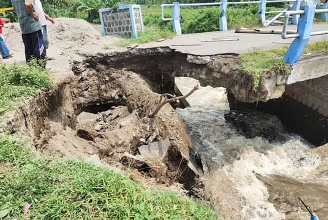 JOMBANG – Kondisi jembatan di Dusun Payak, Desa Rejoagung, Kecamatan N