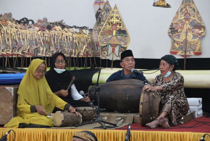 Meski usainya sudah 84 tahun, semangat mbah Badri dan istrinya Sarmini