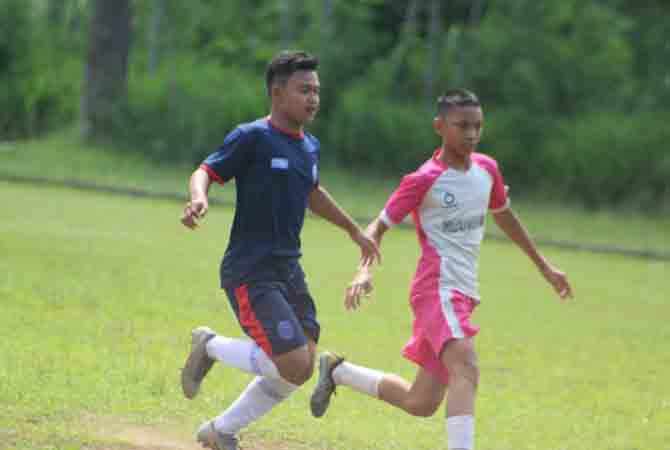 JOMBANG – Empat pemain Sekolah Sepak Bola (SSB) Harapan Muda (HM) Jomb