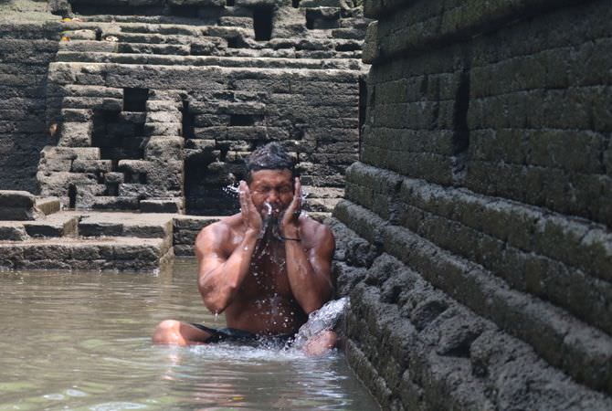 Saluran air di Petirtaan Sumberbeji yang masih berfungsi.