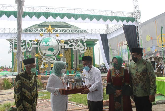 JOMBANG –  PCNU Jombang meresmikan logo NU terbesar kemarin. Bersamaan
