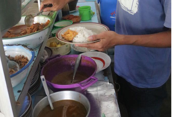 WARUNG di Desa Mancar, Kecamatan Peterongan sudah  melegenda sejak pul