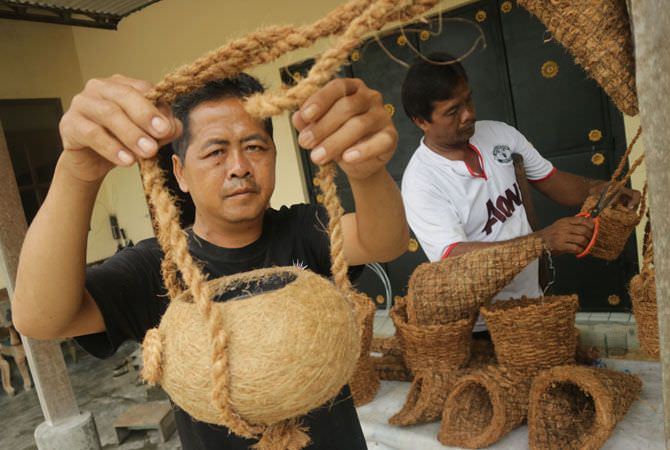 BAGI sebagian orang, melihat dan memperlakukan sabut kelapa tentu berb