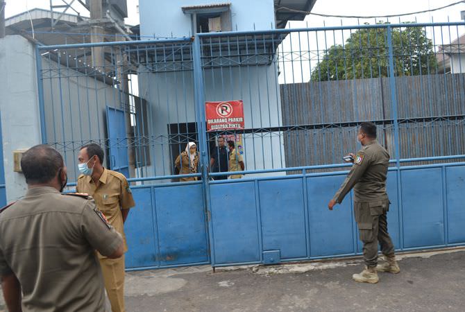 SEMENTARA itu, usai menyegel pembangunan tower di Mojowarno, korps pen