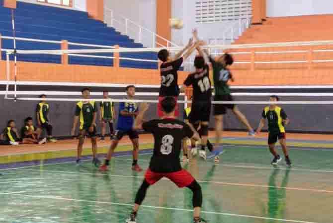 JOMBANG – Tak biasa main di lapangan indoor, klub voli The Big Star ke
