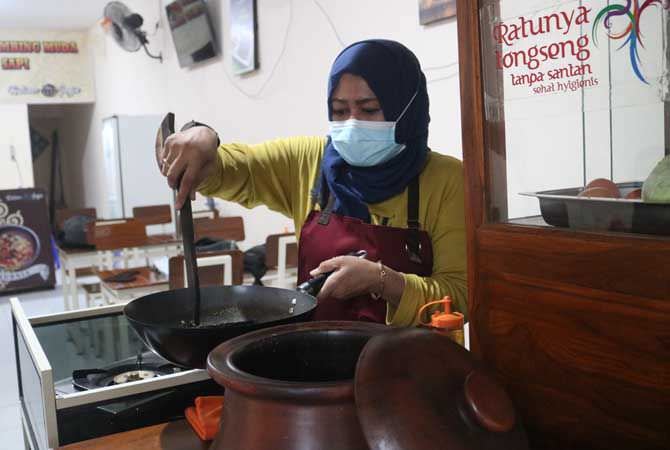 JIKA selama ini masakan tongseng kambing lekat dengan sebutan tak seha