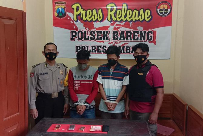 JOMBANG – Tiga pengedar sabu-sabu berhasil diringkus polisi. Dari pena