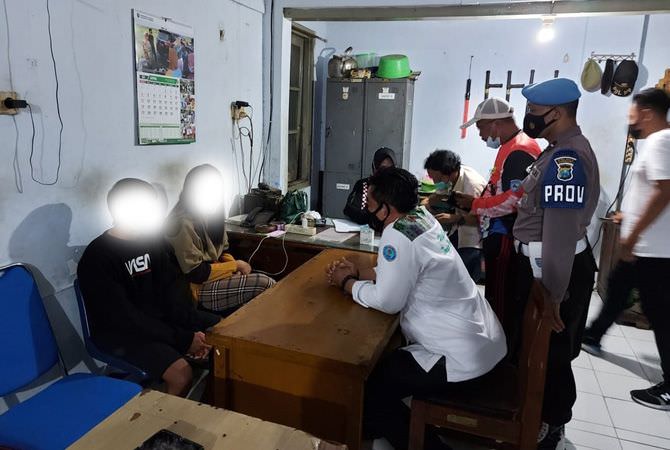 JOMBANG – Sebanyak 11 pasangan kumpul kebo digaruk  petugas gabungan d