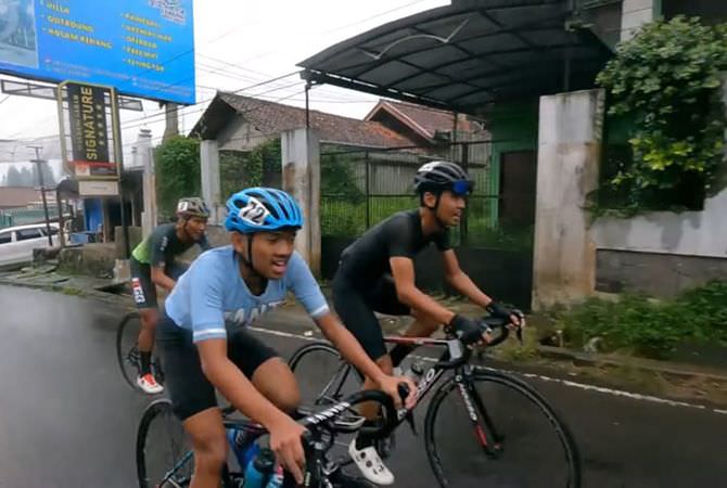 JOMBANG – Ilham Dzikri Ramadhan, salah satu atlet sepeda balap Jombang