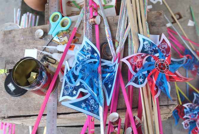 JOMBANG - Mainan kincir angin berbahan bambu dan plastik ini tidak asi