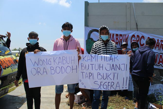 JOMBANG – Puluhan warga dari tiga desa di Kecamatan Kabuh menggeruduk