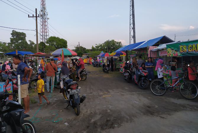 JOMBANG - Pasar Ramadan di Lapangan Megaluh terlihat makin ramai. Peda
