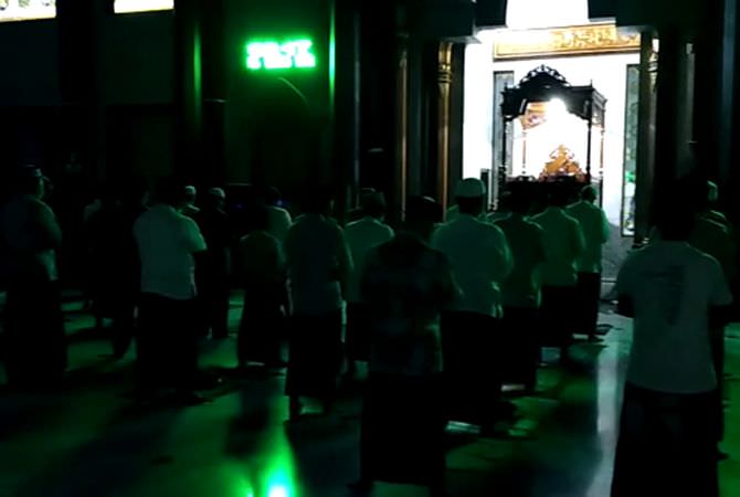 JOMBANG – Antusias umat Islam yang mengikuti salat malam lailatul qada