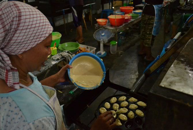 JOMBANG - Bolu plemben masih menjadi alternatif oleh-oleh warga Jomban