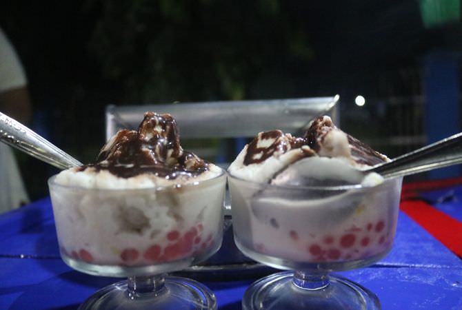 PENJUAL es klasik yang satu ini makin susah ditemui. Namanya es puter.