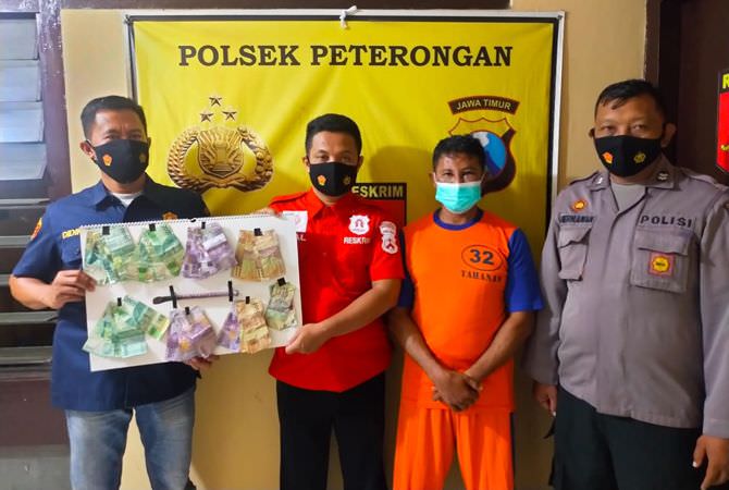 JOMBANG – Supardi, 41, seorang kuli bangunan kepergok warga saat sedan