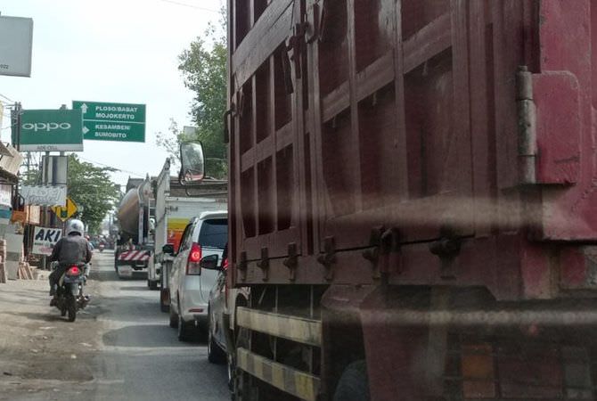 JOMBANG – Arus lalu lintas di jalan raya Ploso Minggu (23/5) kemarin m