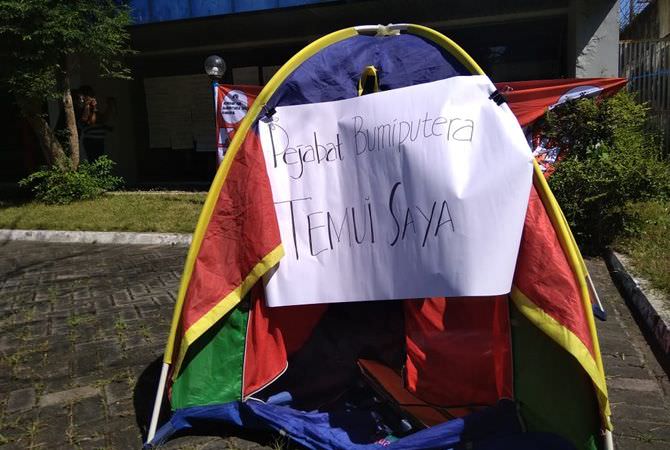 JOMBANG - Memasuki hari ketiga, aksi demo tunggal Fitria Cahyarani, 40