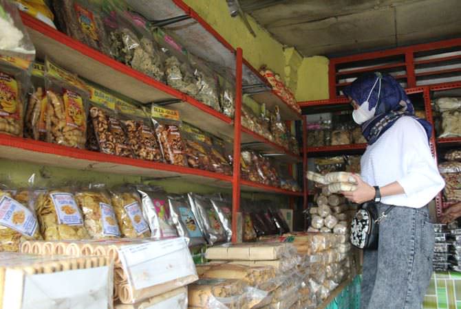 JOMBANG – Pedagang oleh-oleh yang berjualan di sepanjang Jl Raya Banda