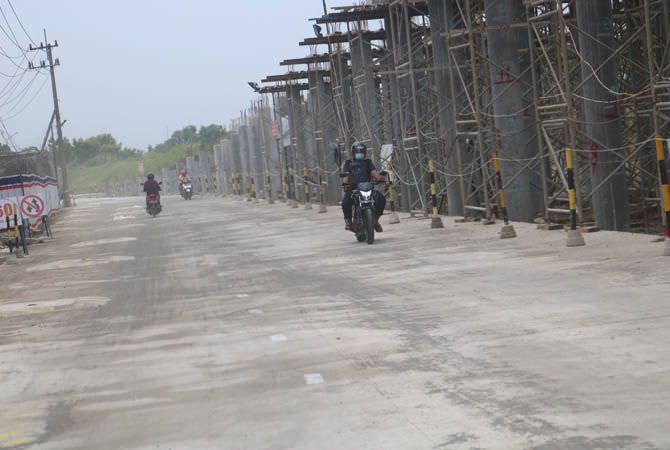 JOMBANG – Usai lebaran proyek jembatan Ploso baru hanya sebatas pekerj