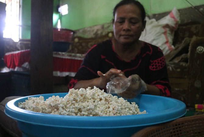 Jajanan brondong makin sulit dicari. Jajanan ini sampai sekarang masih