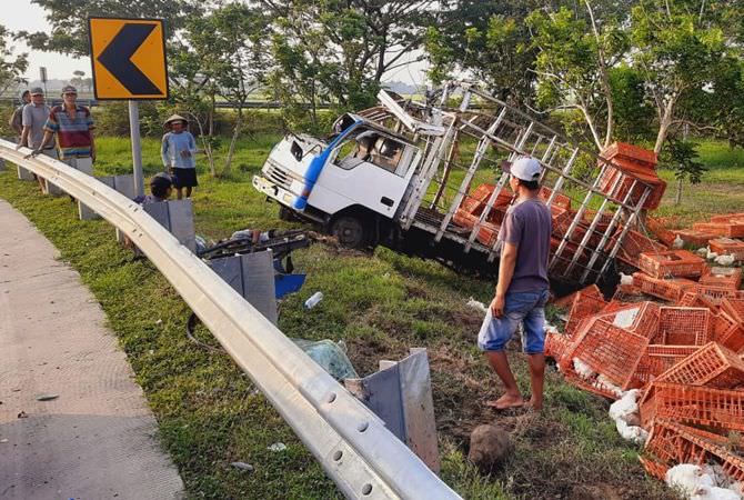 JOMBANG – Sebuah truk bermuatan ayam potong terperosok di interchage s