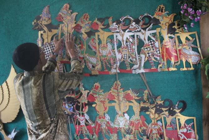 BAGI Suparto, membuat wayang bukan hanya soal uang.  Wayang punya seja