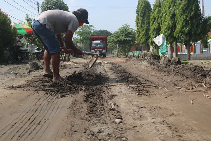 JOMBANG – Kerusakan ruas jalan kabupaten, terdampak proyek jembatan ba