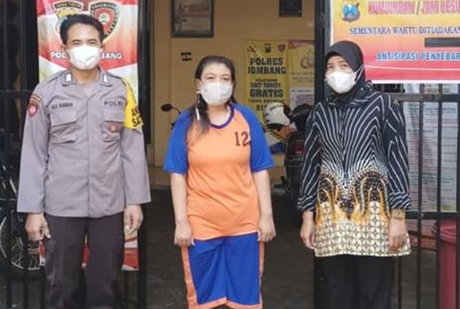 JOMBANG – Anis Itasari, 31, warga Kecamatan Kemlagi, Kabupaten Mojoker