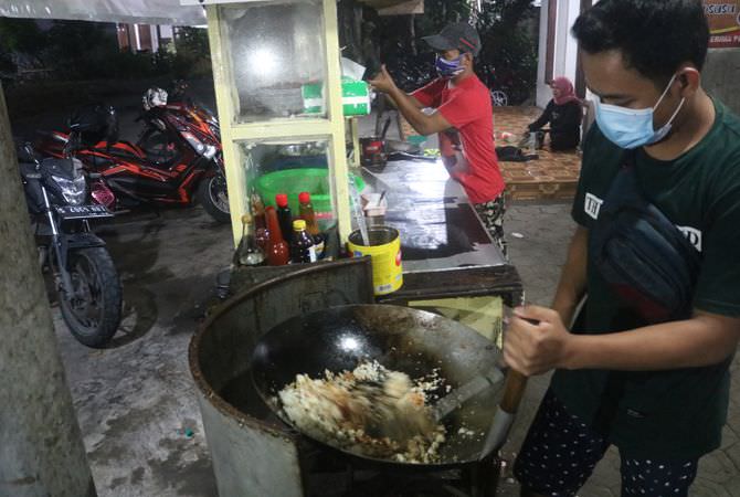 BUAT pecinta kuliner nasi goreng, salah satu warung di Desa Ngumpul, K
