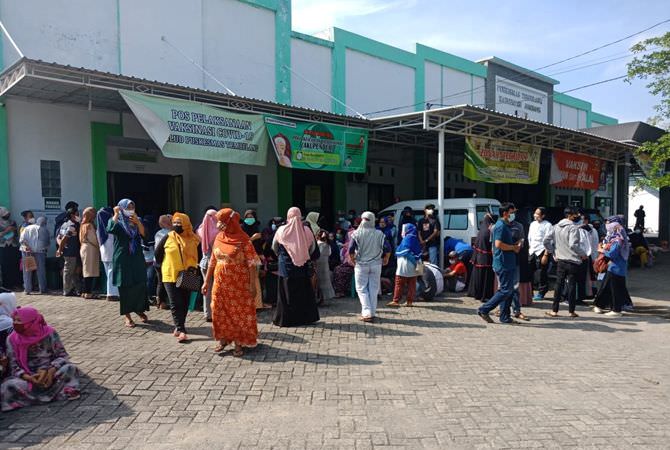 JOMBANG – Pelaksanaan vaksinasi Covid-19 di Puskesmas Tembelang semraw