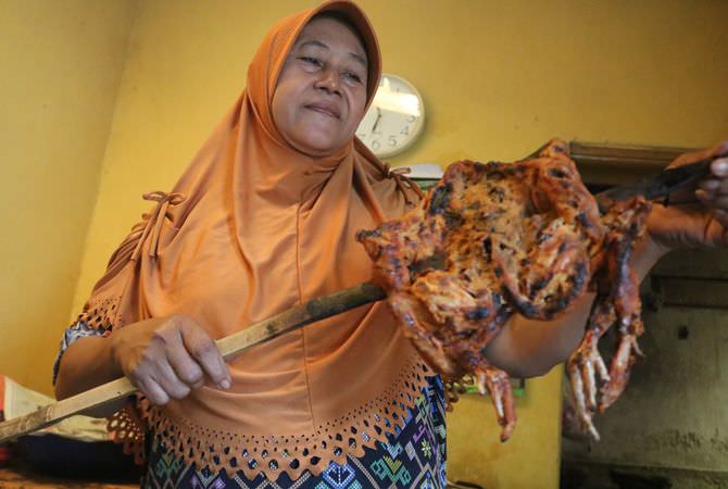Ayam Panggang Siwalan di Jombang dengan Bumbu Rujak yang Melegenda