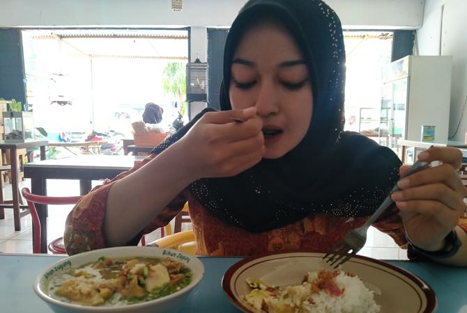 di Ngoro Jombang, Soto Balungan Sapi Yes, Soto Gromoan Ayam Kampung Ok