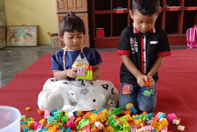Stimulasi Anak PAUD di Jombang dengan Bermain Lego