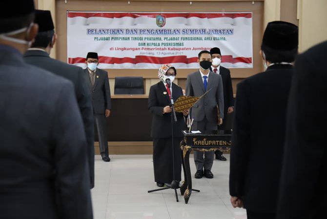Bupati Jombang Hj Mundjidah Wahab Lantik 15 Pejabat