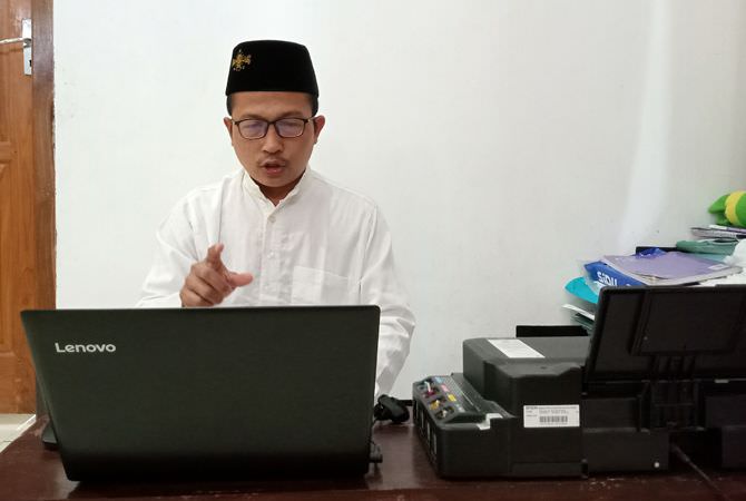 Nine Adien Maulana Guru di Jombang Wajibkan Mandi dan Berseragam Rapi