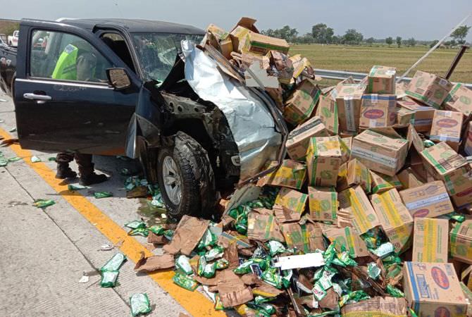 Nyalip, Truk Boks Picu Laka Beruntun di Tol Jombang