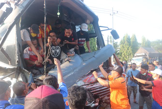 Tabrak Truk Parkir di Jombang, Sopir Bus Mira Terjepit