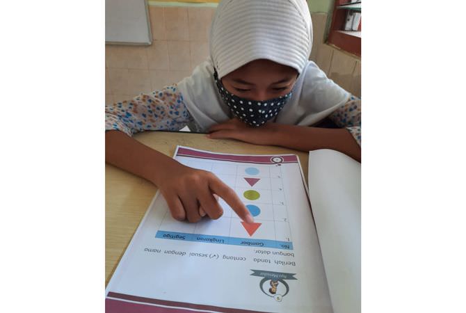 Tak Bisa Daring, Siswa Tuna Grahita di Jombang Tetap Datang ke Sekolah