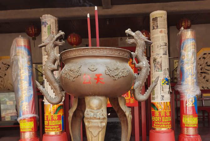 Merah Berani, Emas Mulia