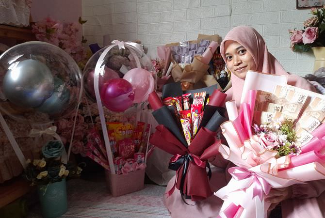 Serunya Membuat Aneka Kerajinan Buket di Jombang