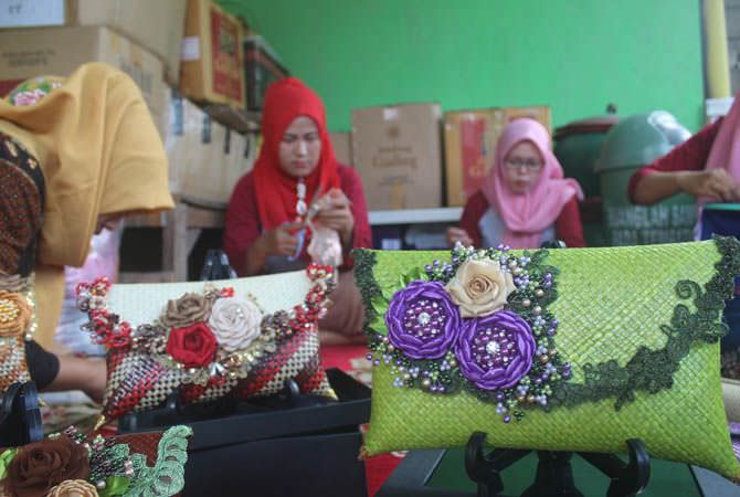 Tas Olahan Kain Perca Ike Norawati warga Desa/Kecamatan Diwek Jombang